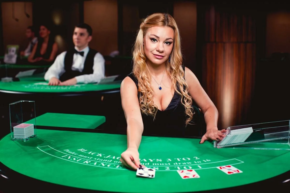 Tampilan meja kasino live dengan dealer dan suasana permainan real-time