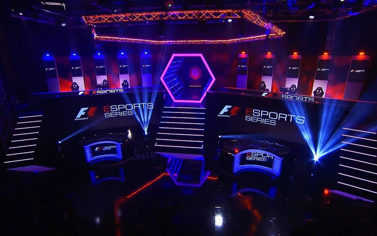 Kartu visual bertema esports sebagai contoh sorotan lobi permainan